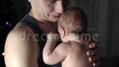年轻的父亲把他的孩子抱在怀里，压在他的<strong>胸口</strong>。